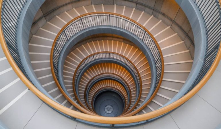 Les escaliers en colimaçon dans les rêves : chemin spirituel en spirale et introspection profonde