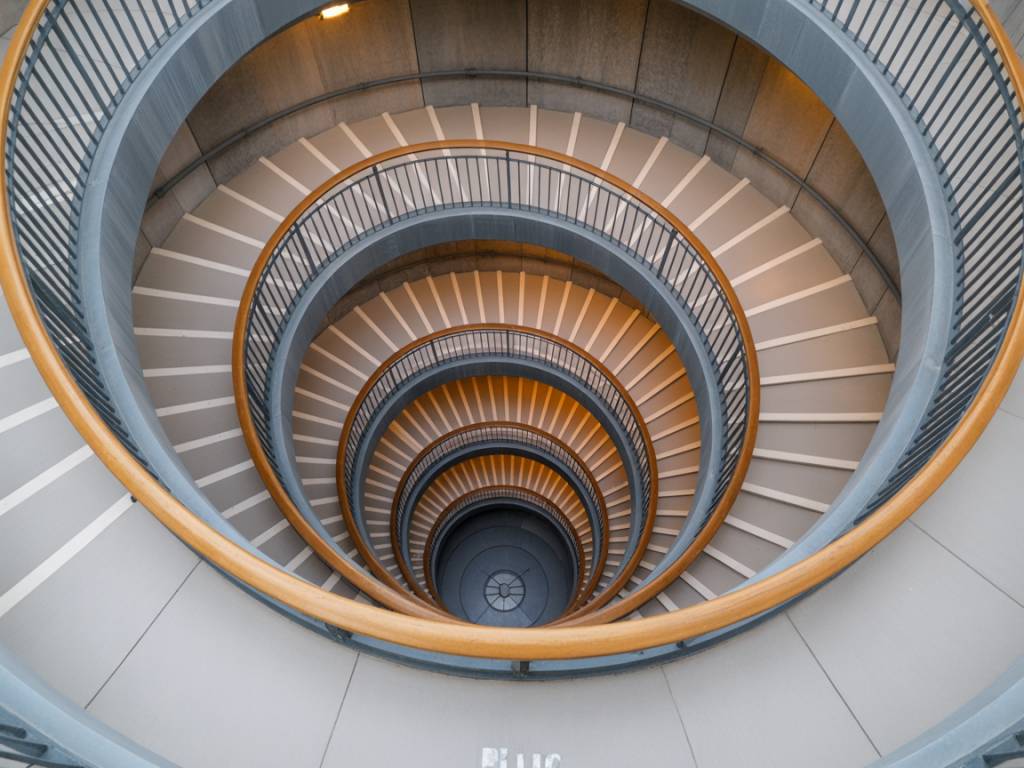 Les escaliers en colimaçon dans les rêves : chemin spirituel en spirale et introspection profonde