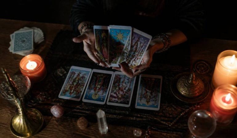 2 de deniers : signification, interprétation et message en tarot